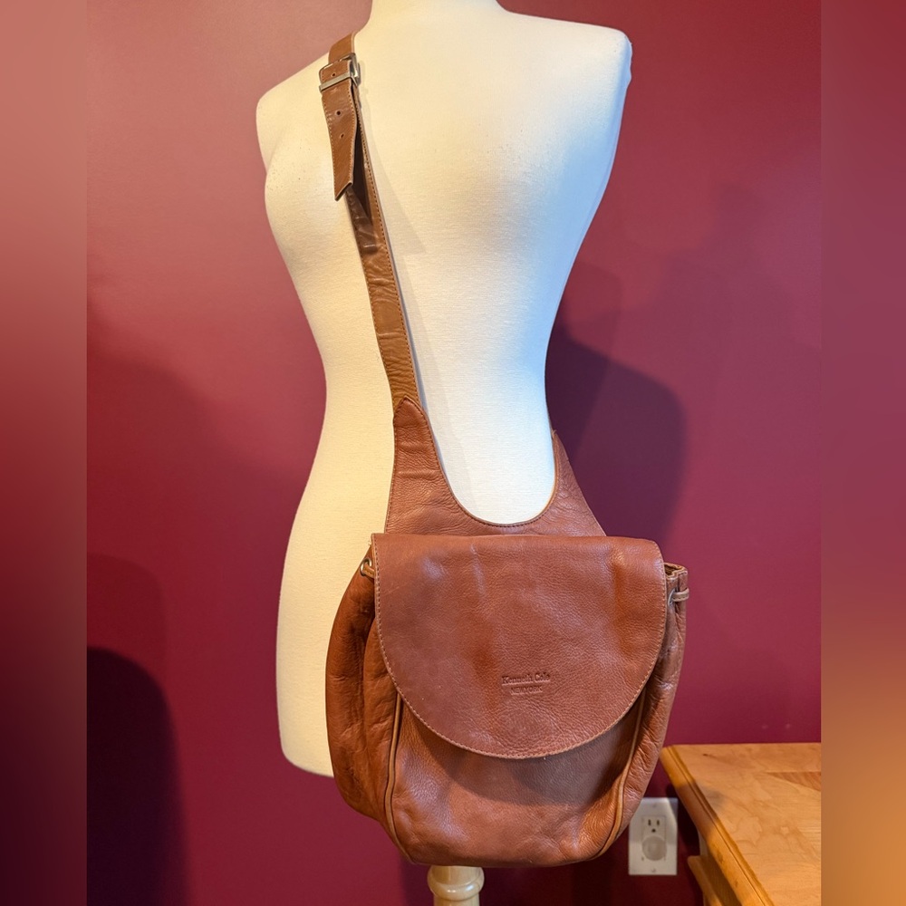 Vintage Kenneth Cole New York genuine leather crossbody feed bag